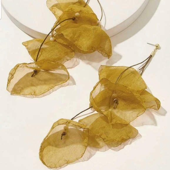 *Layla* Flower Petal Earrings - Picture 3 of 7